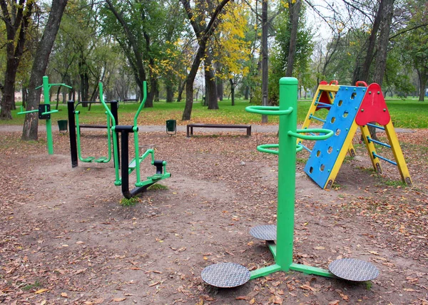 公园内儿童彩绘游乐场 运动器材 横栏等 — 图库照片