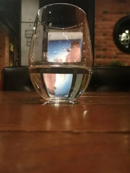 Половина Склянки Столі — стокове фото