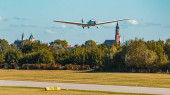 Schöner Herbst oder indischer Sommer mit Flugzeugen am Flughafen Straubing, Bayern, Deutschland