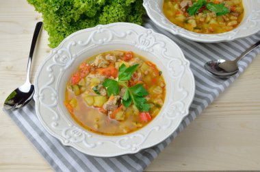 Lezzetli yemek ile plakalar