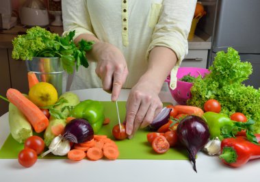 Kadın kesme organik sebze
