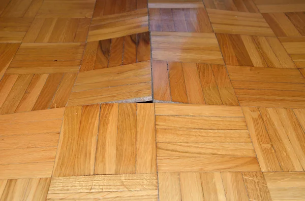 Parquet dañado en la sala de estar — Foto de Stock