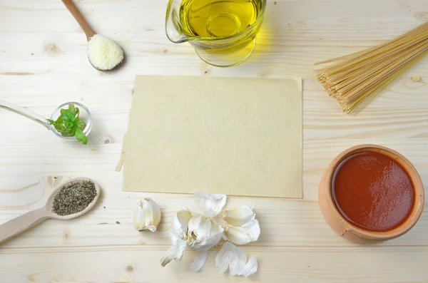 Składniki spaghetti i papier Blank — Zdjęcie stockowe