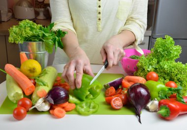 Kadın kesme sulu sebze