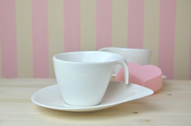 Mutfak masasının üzerinde ince porselen bardak