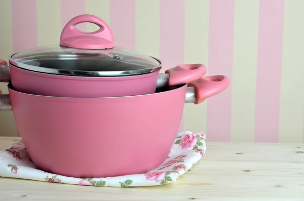 Розовые горшки на кухонном столе — стоковое фото