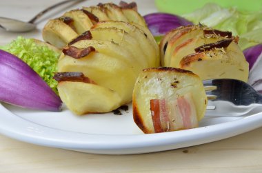 Hasselback Patates ve salata