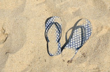 kumlu plajda mavi flip flop