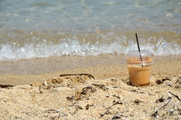 Кофе Фраппе и пенная маленькая волна — стоковое фото