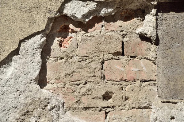 De barst van de muur met baksteen oppervlak — Stockfoto