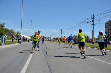 Koşucular maraton yarışı sırasında