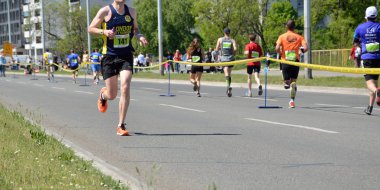 Koşucular maraton yarışı sırasında