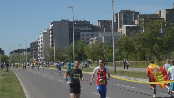Corredores durante la carrera de maratón — Vídeo de stock