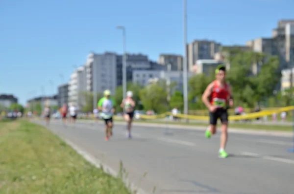 Corridori sfocati sulla corsa in città — Foto Stock