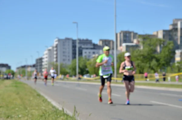 Verschwommene Läufer beim Stadtrennen — Stockfoto