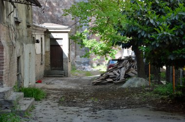 Eski evin bahçesinde