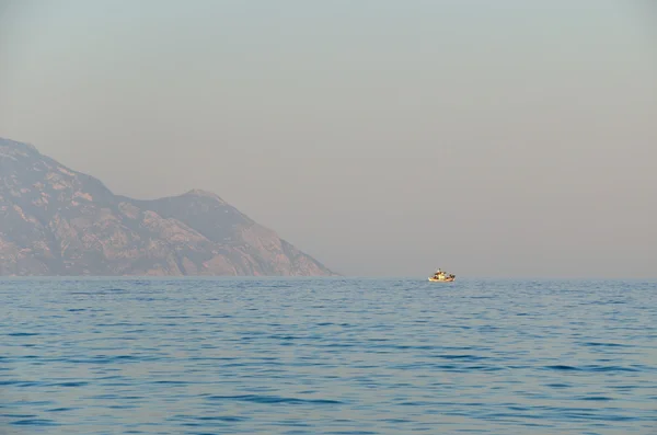 Barco, mar e terra — Fotografia de Stock