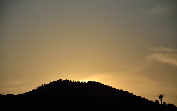 Puesta de sol detrás de la colina —  Fotos de Stock
