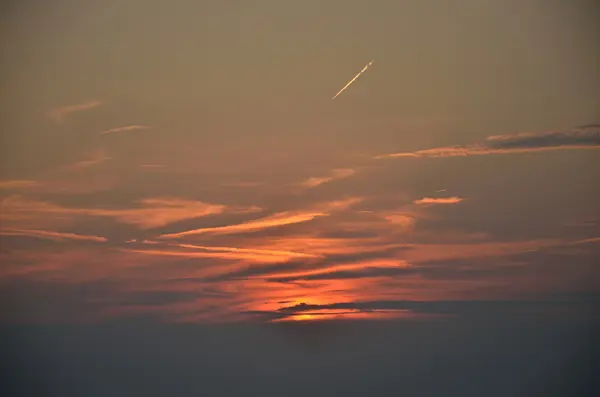 Rastreo de avión en el cielo — Foto de Stock