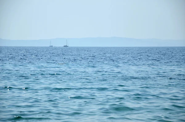 Dois barcos à vela à distância — Fotografia de Stock
