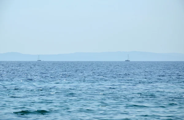 Dois barcos à vela à distância — Fotografia de Stock