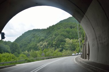 Doğal manzaralı tepeler çerçeveli olarak tünel
