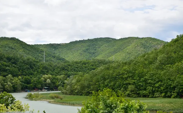 Rivier Lodges en heuvels — Stockfoto