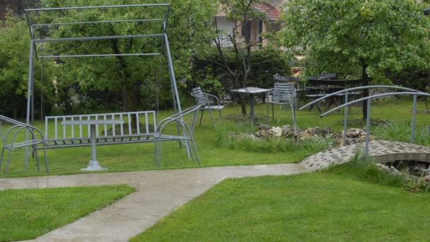 Jour de pluie dans le jardin — Video