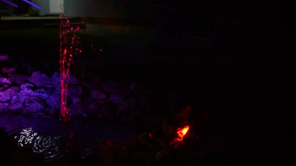 Kleurrijke lichten in fontein — Stockvideo