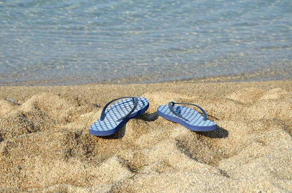 Blauwe flip-flops op strand — Stockfoto