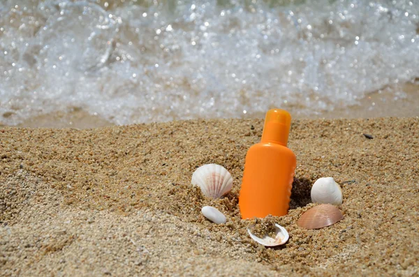 Солнечный лосьон на пляже — стоковое фото