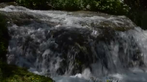 Panoramique à travers la chute 