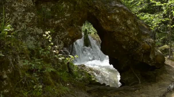 Nahaufnahme des Sturzes durch den Fels — Stockvideo