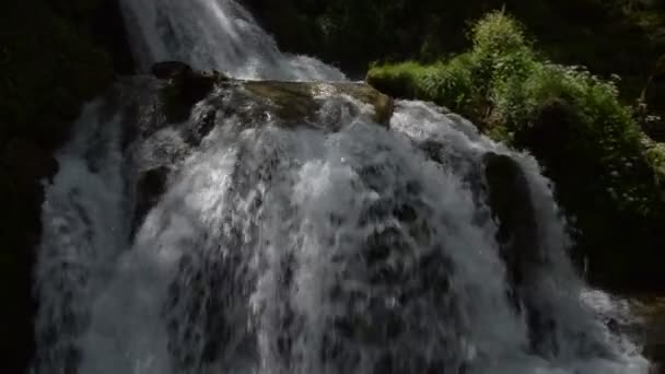 Gros plan de la roche avec chute 