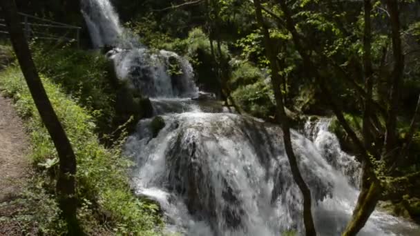 Водопад Гостилье на горе Златибор — стоковое видео