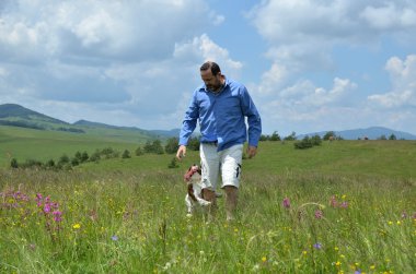 Adam ve bahar sahada oynayan köpek