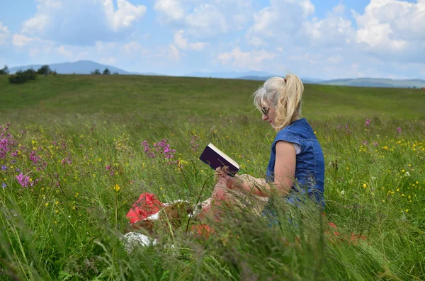 Femme lisant un livre — Photo