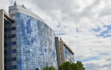 Modern bina ve bulutlu gökyüzü
