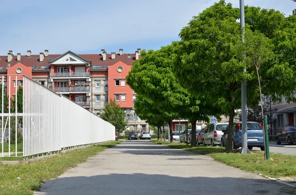 Bruk z budynku mieszkalnego i drzew — Zdjęcie stockowe