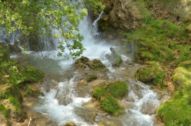 Alt kısmında bir dağ şelale