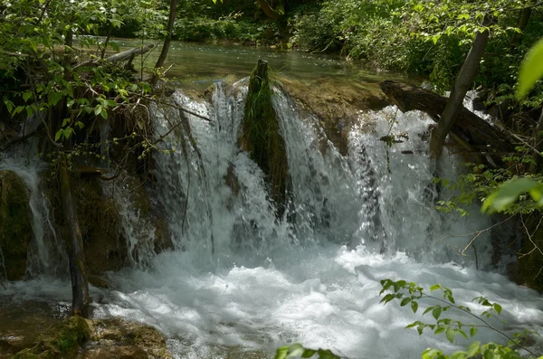 Closeup των καταρρακτών του ποταμού Gostilje στο βουνό Ζλάτιμπορ — Φωτογραφία Αρχείου