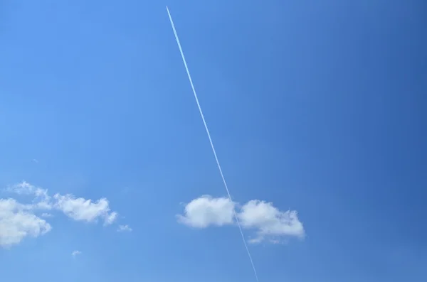 Trilha de avião em um céu azul — Fotografia de Stock