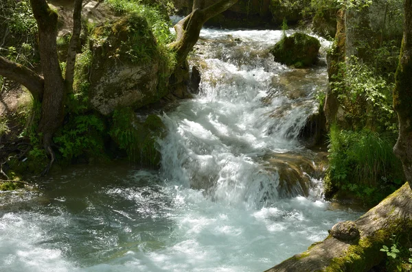 Ροή ενός ποταμού στο βουνό Swift δημιουργεί Overfalls — Φωτογραφία Αρχείου