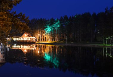 Işıklar açık su yansıması