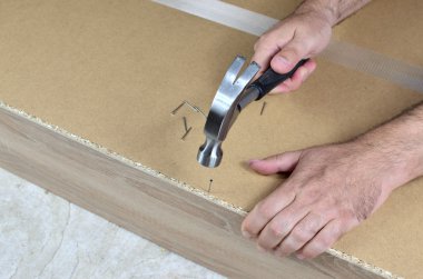 Dolabıma bir çivi çekiç