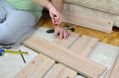 Bir tornavida ile bir kabine montaj