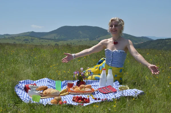 女性ジェスチャー ピクニックへようこそ — ストック写真