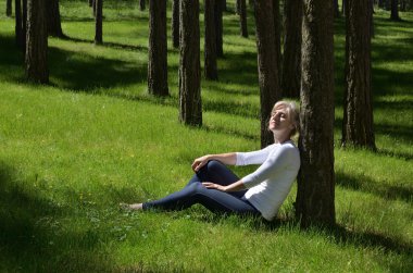 İğne yapraklı orman istirahat kadın