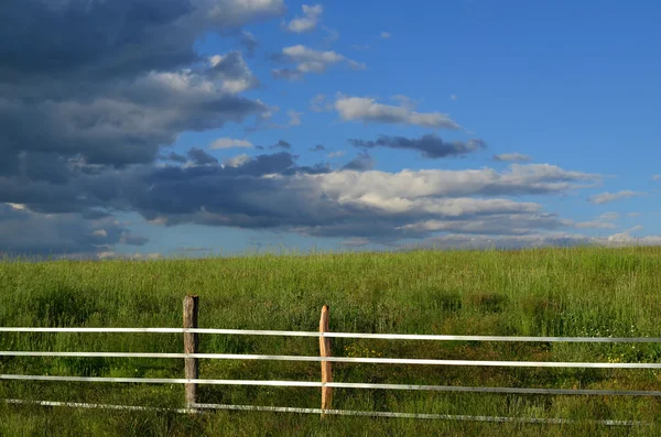 Landschaft, Himmel und Zaun — Stockfoto