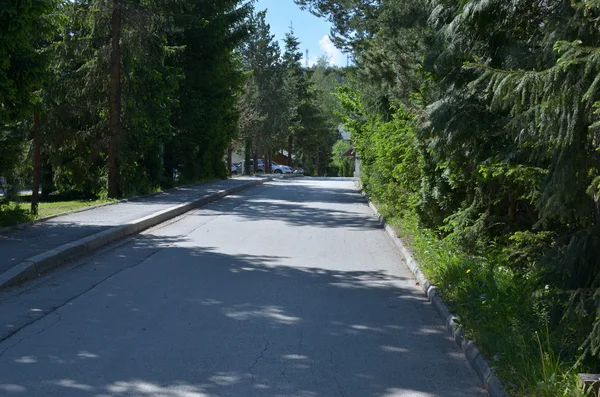 Estrada na aldeia de montanha — Fotografia de Stock